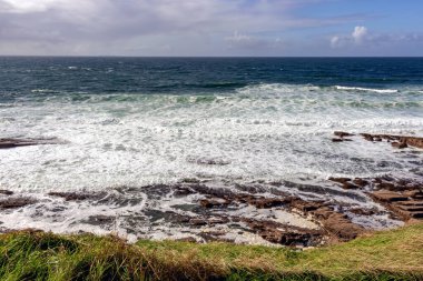 Vahşi Atlantik Yolu. Atlantik Okyanusu. Hava manzaralı uçurumlar, İrlanda.