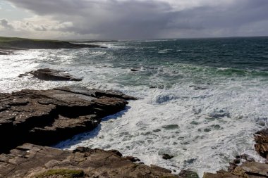 İrlanda 'nın Atlantik Okyanusu kıyısı. Vahşi Atlantik Yolu.