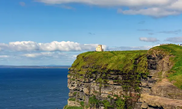 Moher Kayalıkları. Kule, Moher Kayalıkları 'nın en yüksek noktasını gösteriyor. İrlanda Atlantik Okyanusu Aran Adaları En İyi Ziyaretçi Çekimi