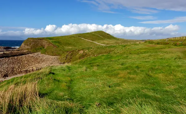 İrlanda 'da hava manzaralı uçurumlar. Vahşi Atlantik Yolu.