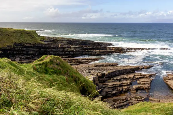 Atlantik Okyanusu. İrlanda 'da hava manzaralı uçurumlar. Vahşi Atlantik Yolu.