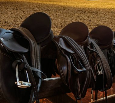 Deri At Eyeri Gün Batımında Bir Çit Demiryolunda Dinleniyor