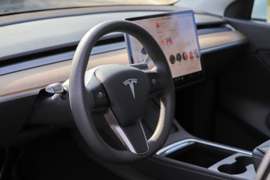 Kyiv, Ukrayna - 29 Eylül 2022: Tesla Model Y 'nin sürücü koltuğu