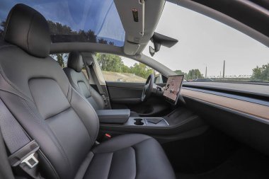 Kyiv, Ukrayna - 29 Eylül 2022: Tesla Model Y 'nin sürücü koltuğu