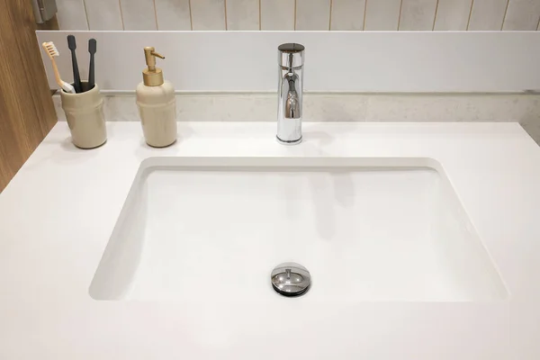バスルームのクロム蛇口と白い花崗岩のシンク — ストック写真
