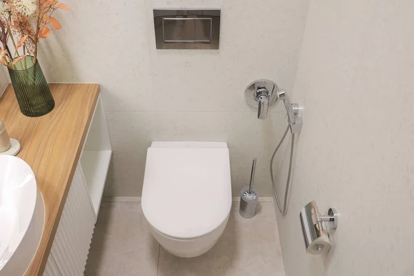 Toilettenschüssel Nahaufnahme Mit Toilettenpapier Und Toilettenbürste — Stockfoto