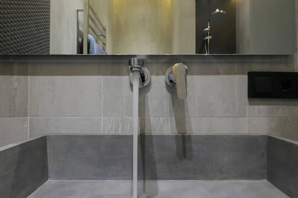 Wasser Fließt Aus Dem Wasserhahn Badezimmer — Stockfoto