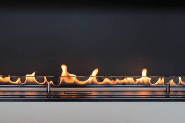 Yanan eko biyolojik şömine. Yakın plan.