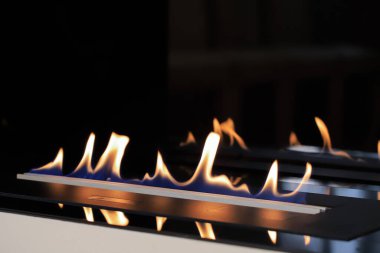 Yanan eko biyolojik şömine. Yakın plan.