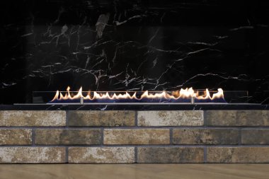 Yanan eko biyo etanol şöminesi. Yakın plan.