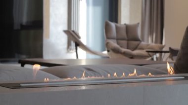 Oturma odasında yanan biyo etanol şöminesi.