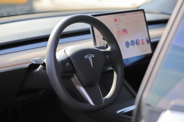Kyiv, Ukrayna - 29 Eylül 2022: Tesla Model Y 'nin sürücü koltuğu