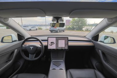 Kyiv, Ukrayna - 29 Eylül 2022: Elektrikli arabanın iç mimarisi Tesla Model Y