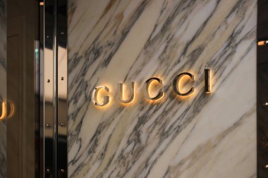 Venedik, İtalya - 21 Temmuz 2019: Venedik 'teki mermer duvarda altın logo Gucci