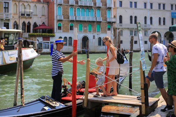 Veneza Itália Julho 2019 Gondolier Convida Passageiros Bordo Gôndola Veneza — Fotografia de Stock