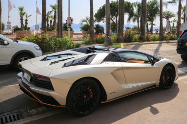 Cannes, Fransa - 22 Temmuz 2019: White Lamborghini Aventador S