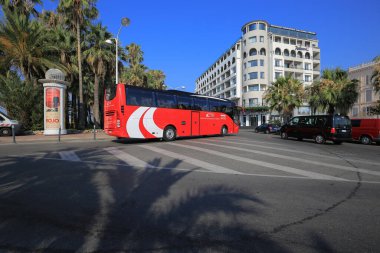 Cannes, Fransa - 23 Temmuz 2019: Kırmızı yolcu otobüsü Cannes caddesinde ilerliyor