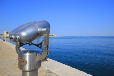 Trieste, İtalya - 20 Temmuz 2019: Turist gözlem güvertesinde turist dürbünü