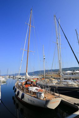 Trieste, İtalya - 20 Temmuz 2019: Kıyıya demir atmış yelkenli tekneler