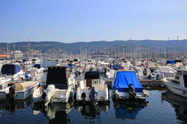 Trieste, İtalya - 20 Temmuz 2019: Trieste marinasında demirlemiş motor ve yelkenli tekneleri