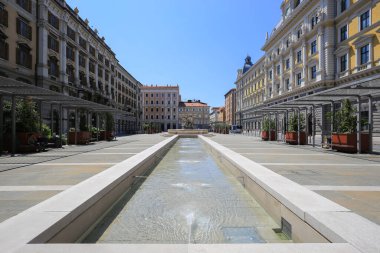 Trieste şehrinde Piazza Vittorio Veneto meydanı ve çeşme