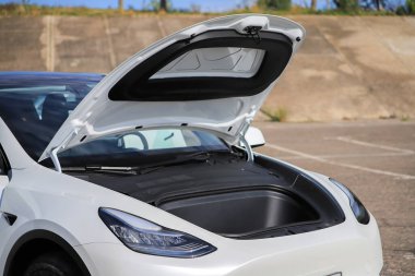 Beyaz bir arabanın bagajını aç Tesla.