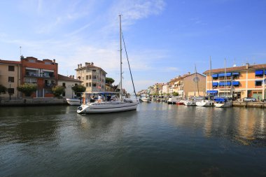 Grado, İtalya - 20 Temmuz 2019: Grado 'daki su kanalında yelkenli yat ve tekneler