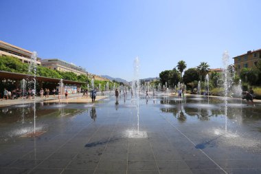 Nice, Fransa - 24 Temmuz 2019: Nice 'deki Parc du Paillon' da aynalı su çeşmesi