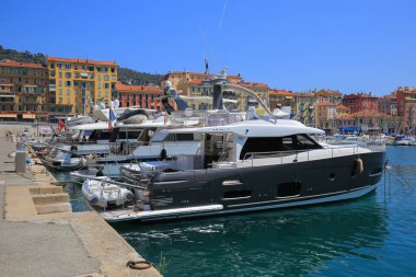 Nice, Fransa - 24 Temmuz 2019: Nice limanına demirlemiş lüks yatlar