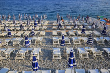 Nice, Fransa - 24 Temmuz 2019: Nice 'de Fransız Rivierası' nda ücretli plaj