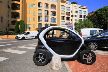 Monako - 23 Temmuz 2019: Monako caddesinde elektrikli otomobil Renault Twizy 