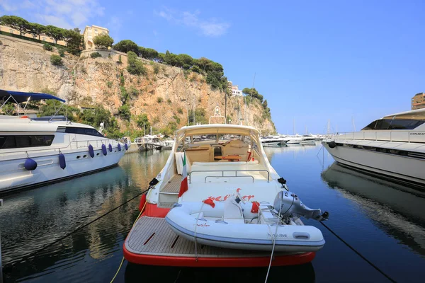 Monako - 23 Temmuz 2019: Monako 'daki Port de Fontvieille' de demirlemiş motorlu tekneler