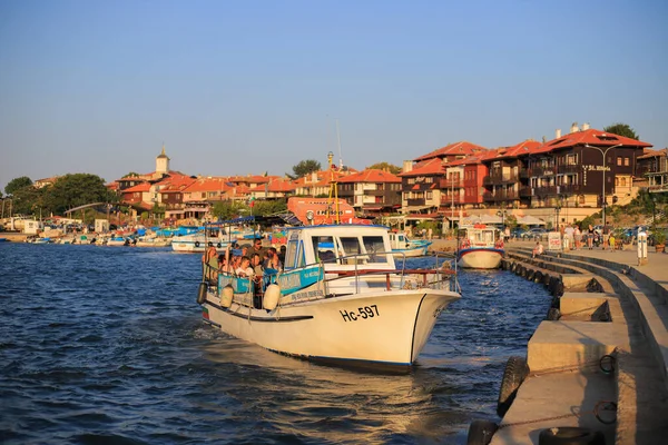 Nessebar, Bulgaristan - 23 Ağustos 2019: Eski Nessebar kasabasının kıyısına yakın bir turizm teknesi