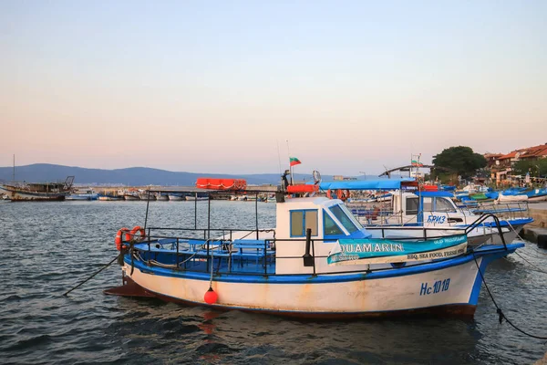 Nessebar, Bulgaristan - 23 Ağustos 2019: Eski Nessebar kasabasının kıyısına yakın bir turizm teknesi