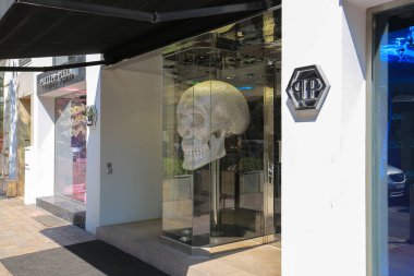 Cannes, Fransa - 22 Temmuz 2019: Philipp Plein mağazasında Swarovski kristalli insan kafatası