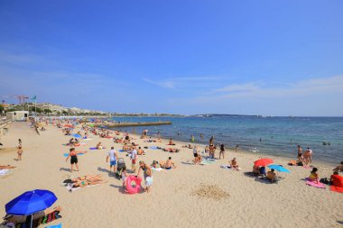 Cannes, Fransa - 22 Temmuz 2019: Cannes sahilindeki insanlar