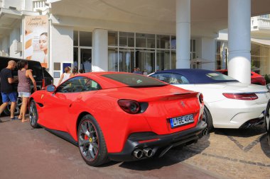Cannes, Fransa - 22 Temmuz 2019: Süper araba kırmızı Ferrari Portofino Rosso