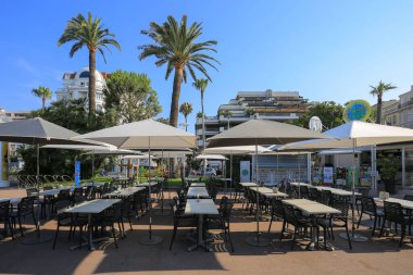 Cannes, Fransa - 23 Temmuz 2019: Cannes 'daki açık hava yazlık kafe