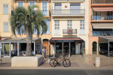 Cannes, Fransa - 23 Temmuz 2019: Cannes 'daki evlerin dışı