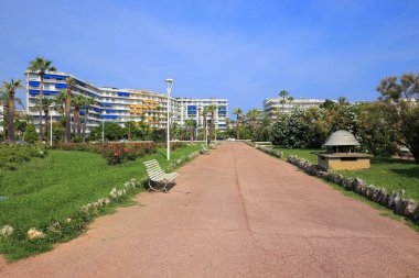 Cannes parkında yürüyüş yolu