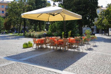 Grado şehrinin meydanındaki açık hava yazlık kafe.
