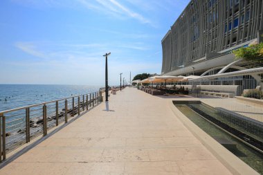 Grado şehrinde deniz kenarında gezinti