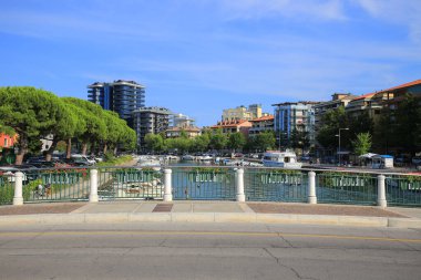 İtalya 'nın Grado kentindeki su kanalı üzerinde köprü.