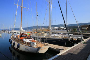 Trieste, İtalya - 20 Temmuz 2019: Trieste 'de kıyıya demir atmış yelkenli tekneler