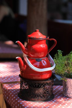 Türkiye 'de masada antika kırmızı çaydanlıklar