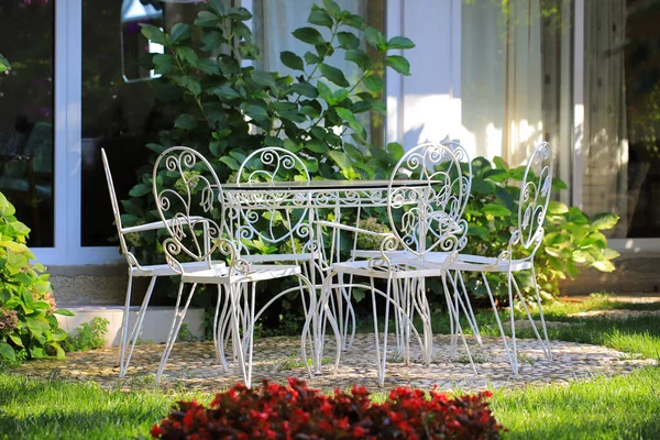Vintage Λευκό Σφυρήλατο Σιδερένιο Τραπέζι Καρέκλες Εξωτερικούς Χώρους — Φωτογραφία Αρχείου