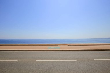 Güzel şehirde deniz manzaralı temiz bir yol. 