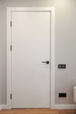 Beyaz iç kapı, odada yakın plan.