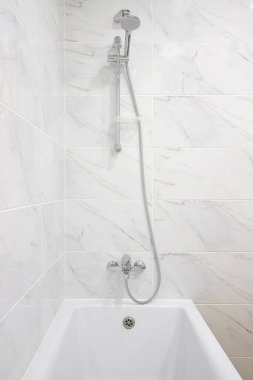 Banyonun iç tarafındaki banyonun üzerinde krom kaplama var.