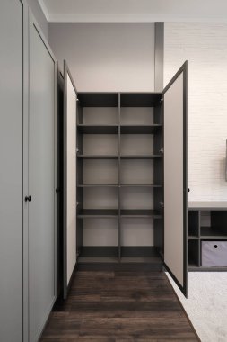 Odanın içinde raflar olan dolabı aç.